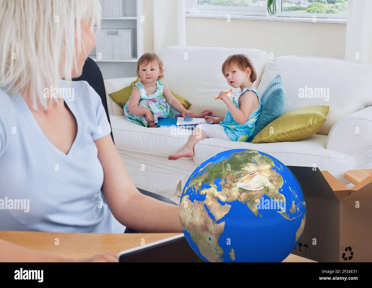 Zusammensetzung aus Karton mit Globus und Mutter mit zwei Töchter mit Tablet Stockfoto