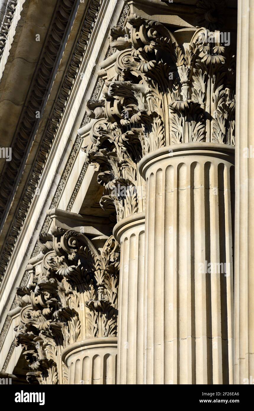 London, England, Großbritannien. St. Paul's Cathedral. Korinthische Säulen (paarweise) an der Westfassade Stockfoto