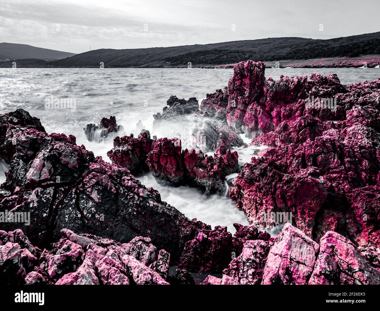 Raue gefährliche felsige Meer Küste kreative verändert Red Redish Schwarzweiß-Farbmix Stockfoto
