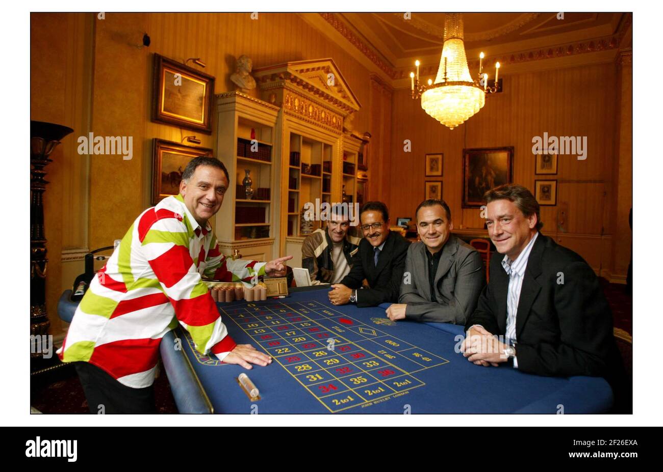 Casino 50 St James st. Miteigentümer Robert Earl mit (lt to rt) Marc Merran (Club), Salvatore Calabresse (Bar), Jean-Georges Vongerichten (Rest), Jeffrey Beers (Design)pic David Sandison 14/9/2004 Stockfoto