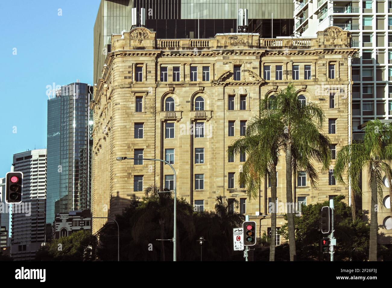 02 02 2015 Brisbane Australia - Vintage Gebäude in CBD in der Nähe von Fluss und Park mit modernen Gebäuden im Hintergrund. Stockfoto