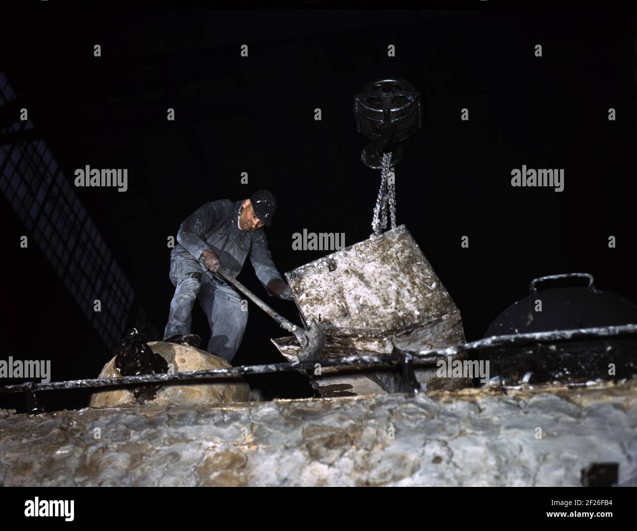 Arbeiter, der Asbestgemisch auf dem Lokomotivkessel in Chicago und North Western Railroad, 40th Street Locomotive Shops, Chicago, Illinois, USA, Jack Delano, US Office of war Information, Dezember 1942 Stockfoto