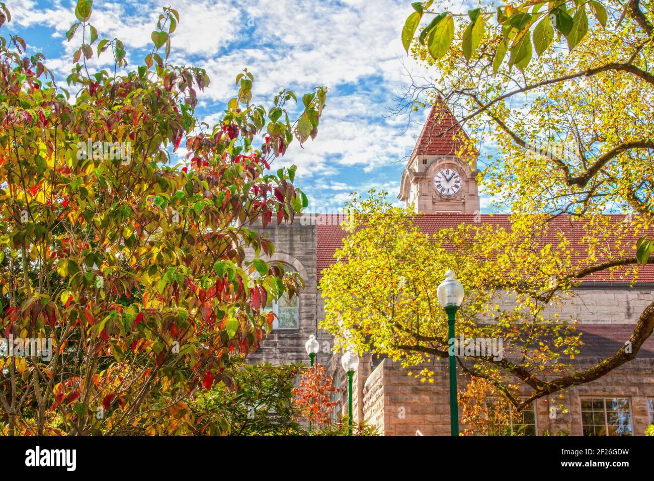 2019 10 19 Bloomington USA Uhrenturm und Gebäude auf dem Campus von Indiana University in Bloomington Indiana mit Herbstlaub Stockfoto