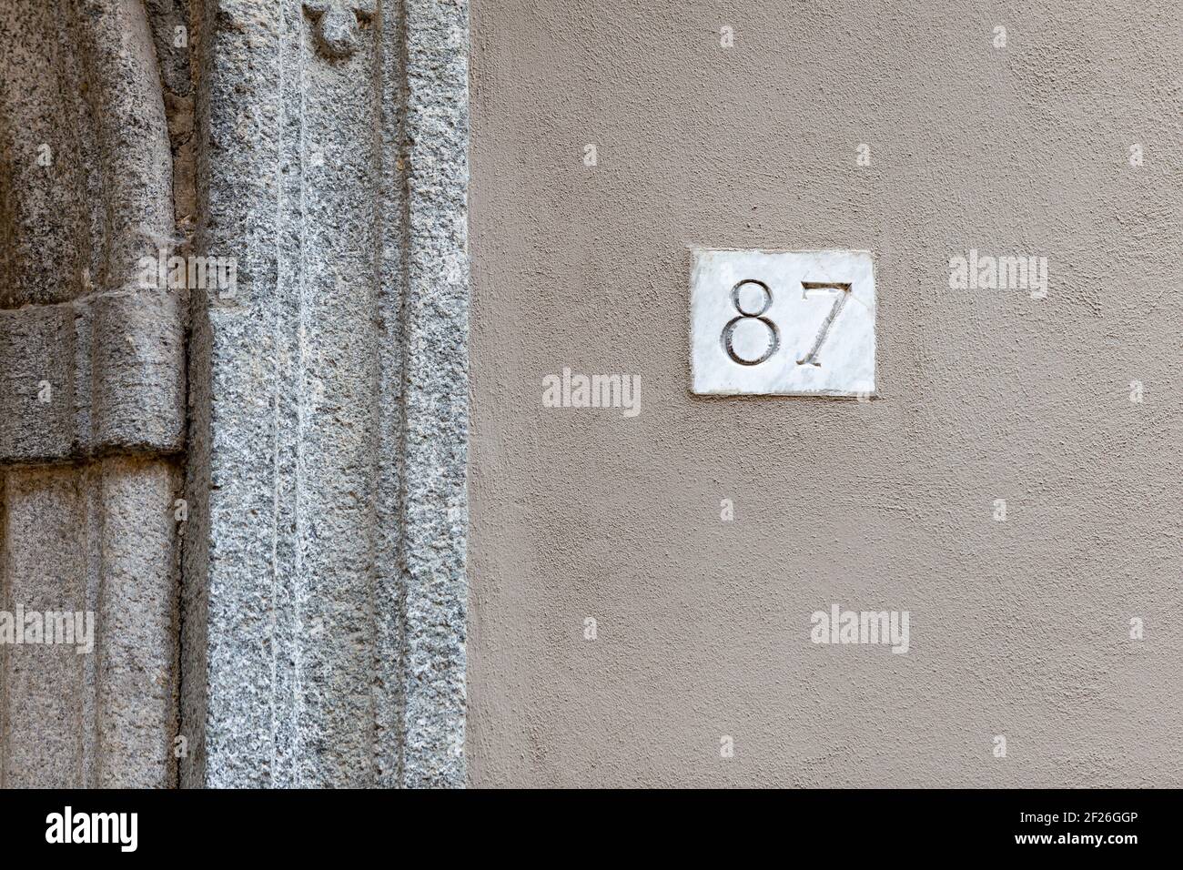 87 alte Hausnummer, Konzeptnummer Stockfoto
