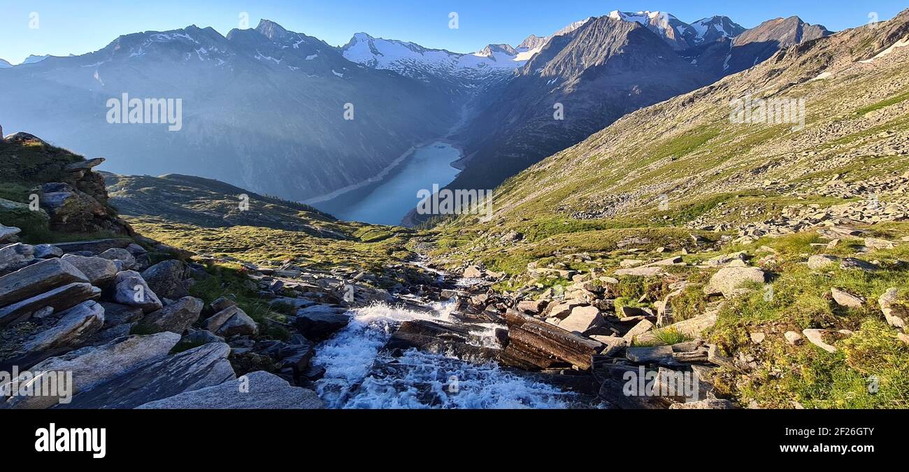 Ein Bach bildet einen Wasserfall und führt in die Alpen schlegeis see auf einer Wanderung zur Olperer Hütte Stockfoto