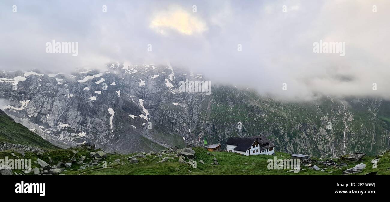 Wanderung von der Furtschaglhaus Hütte zur Berliner Hütte in Die Zillertaler Alpen in Österreich bei Sonnenaufgang Stockfoto