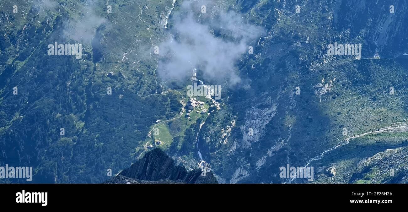 Mehr als 3000 Meter über dem Meeresspiegel der Blick auf Die Berliner Hütte auf dem Berliner Höhenweg ist ungehindert Stockfoto