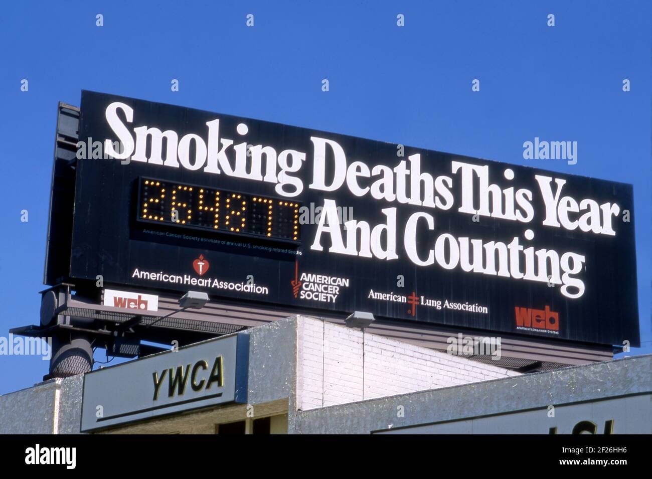 Public Service Ankündigung Plakatwand mit einem digitalen Zähler Tracking Todesfälle durch Krebs für das Jahr in Los Angeles, CA verursacht Stockfoto