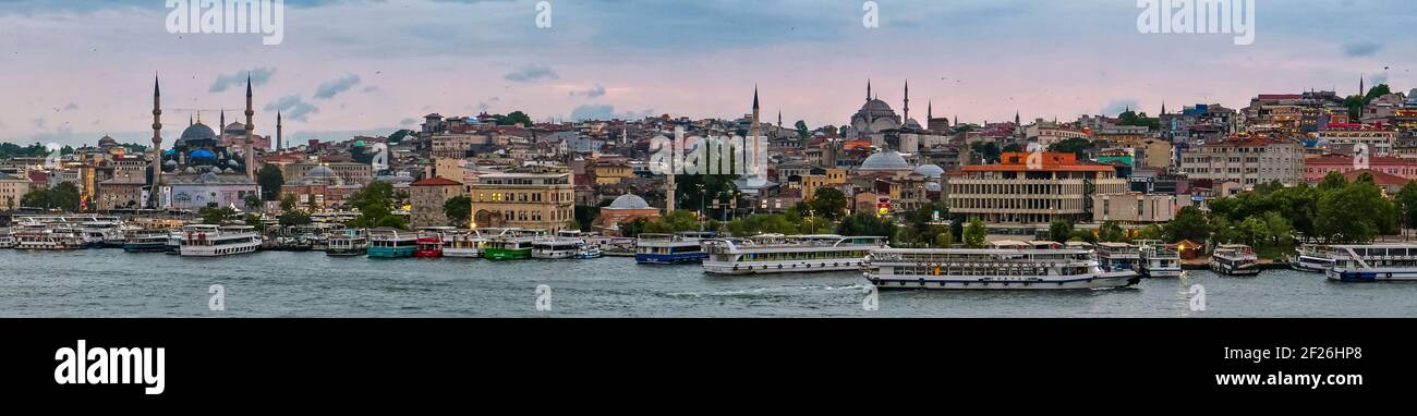 ISTANBUL, Türkei - 29. Mai: Ansicht der Gebäude und Boote entlang des Bosporus in Istanbul Türkei am 29. Mai 2018 Stockfoto