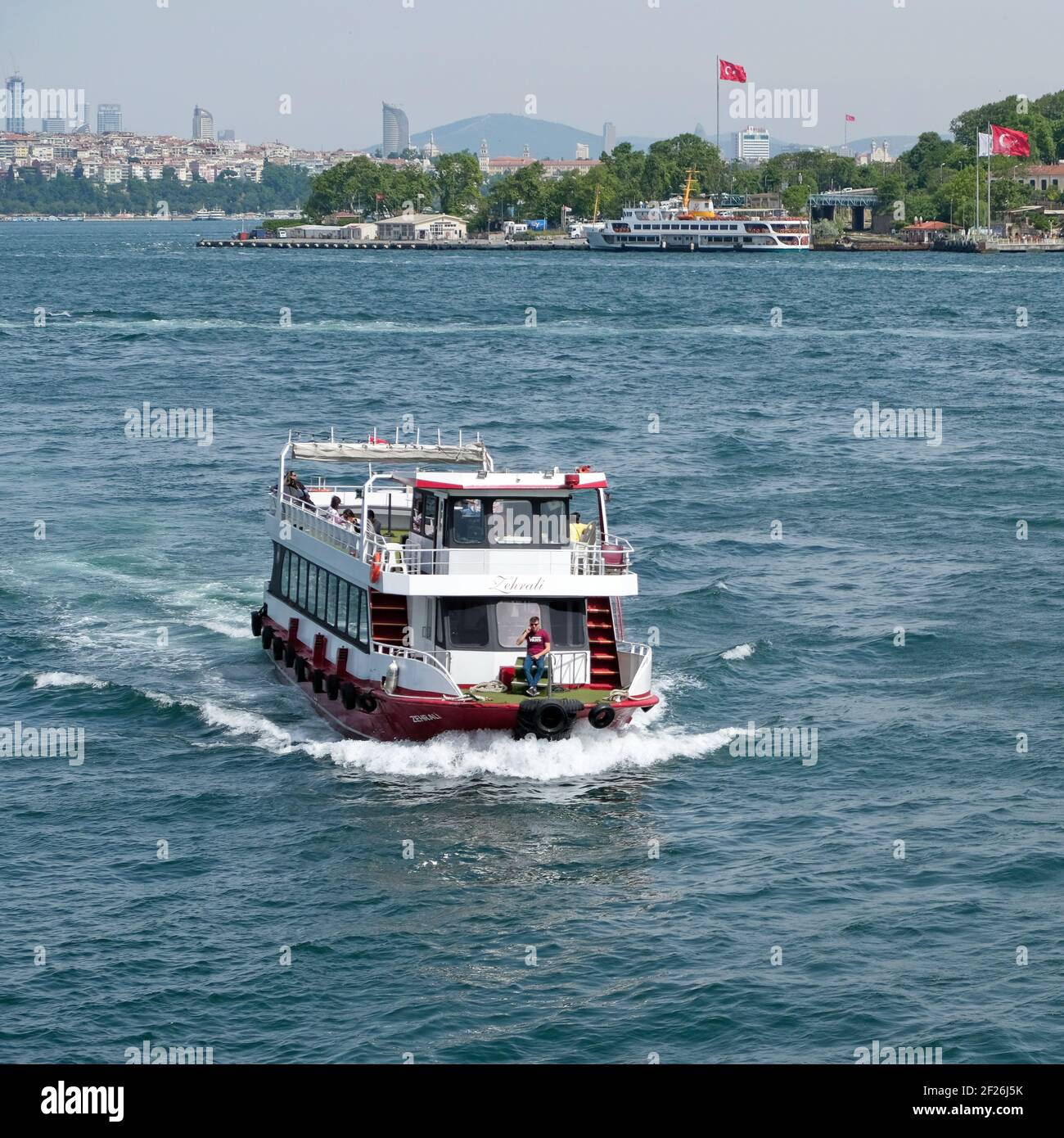 ISTANBUL, TÜRKEI - MAI 24 : Blick auf Boote und Gebäude entlang des Bosporus in Istanbul Türkei am 24. Mai 2018. Nicht identifiziertes Peo Stockfoto