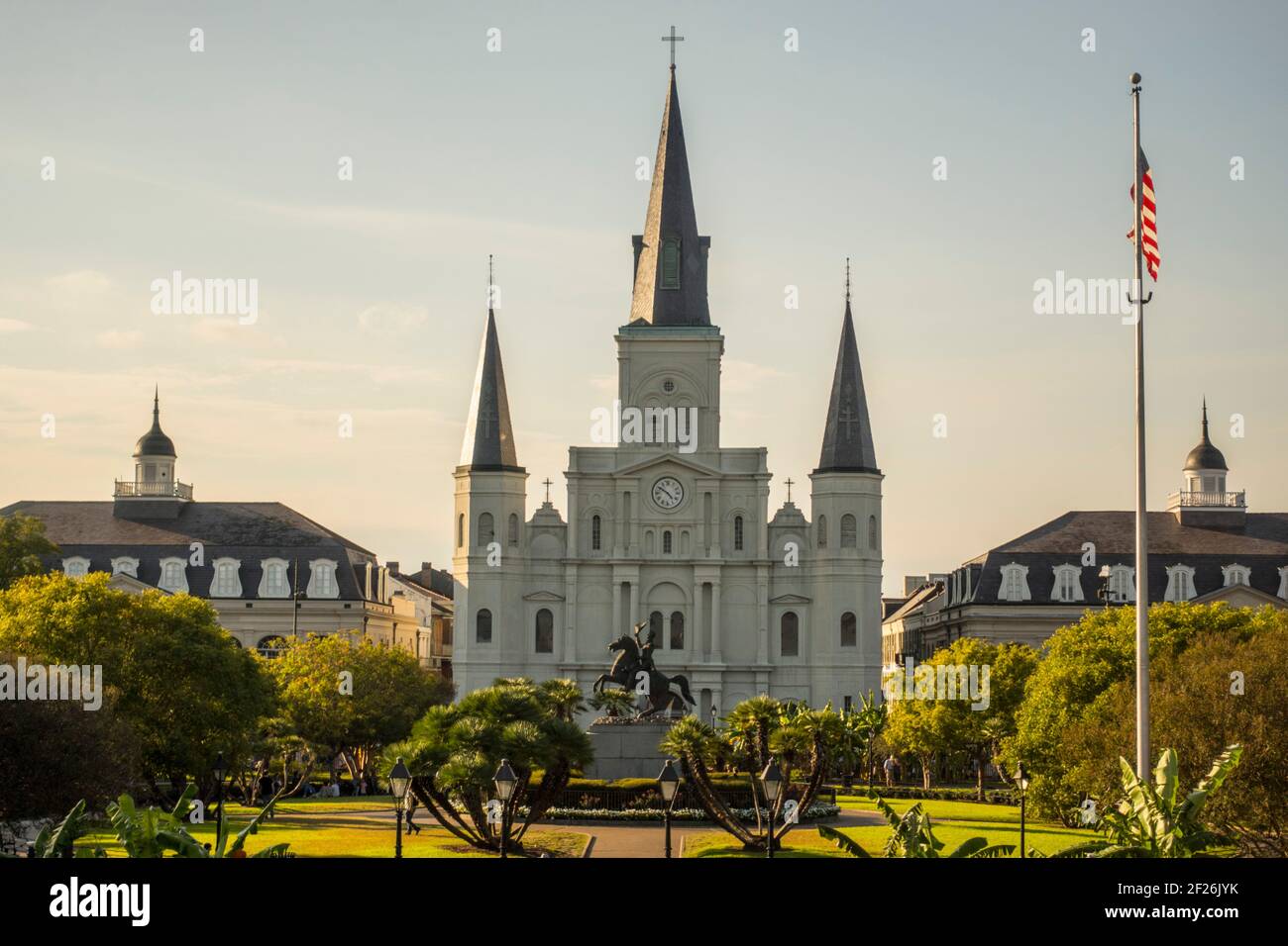 Jackson Platz und St. Louis Kathedrale am Abend in New Orleans Louisiana Stockfoto