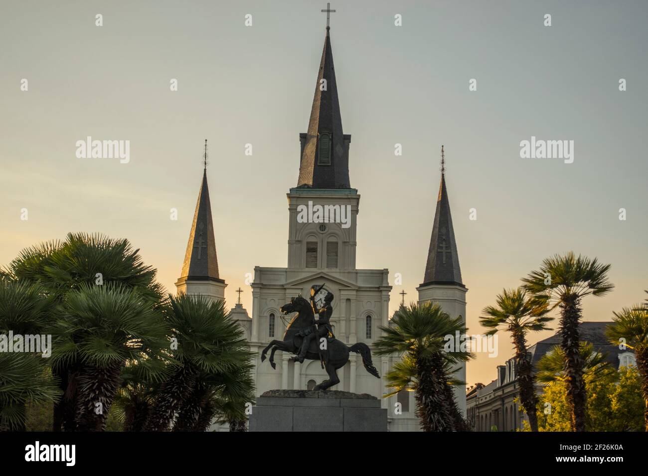 Jackson Platz und St. Louis Kathedrale am Abend in New Orleans Louisiana Stockfoto