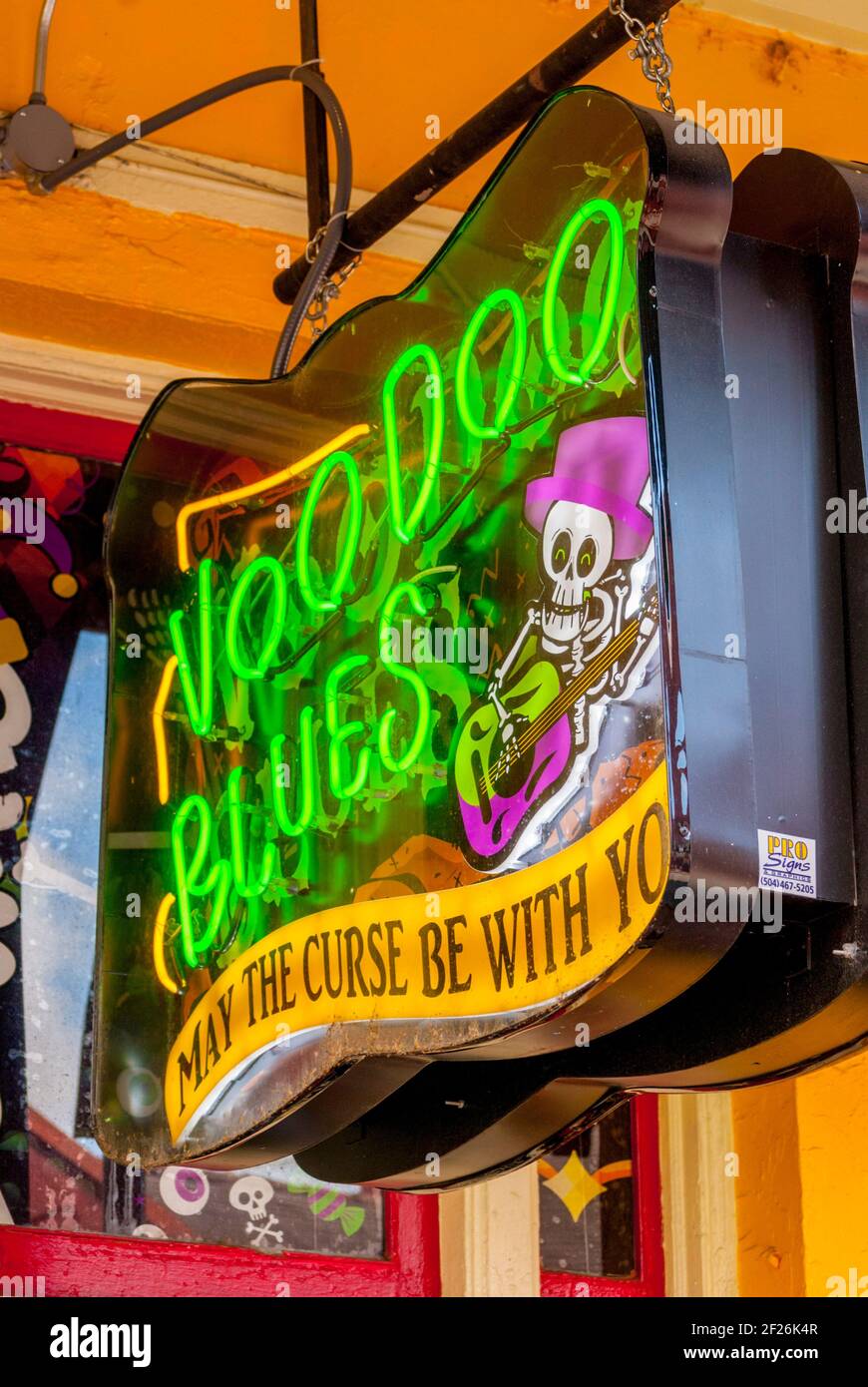 Neonschild an der Bar auf der Bourbon Street in New Orleans Louisiana Stockfoto