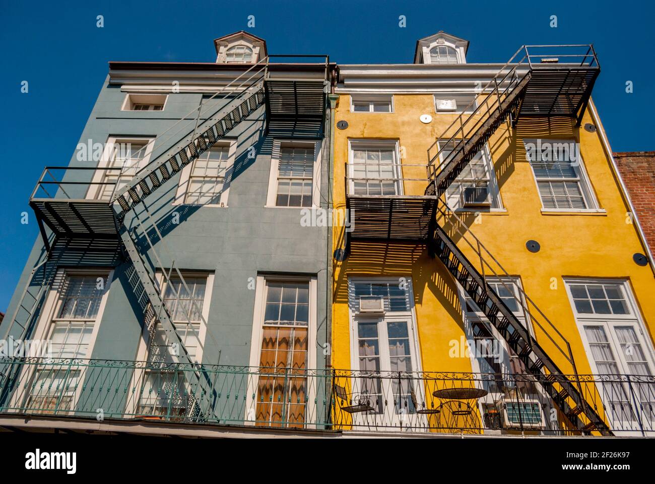 Blick auf die Vorderseite des alten Hauses in der Französisches Viertel von New Orleans Louisiana Stockfoto