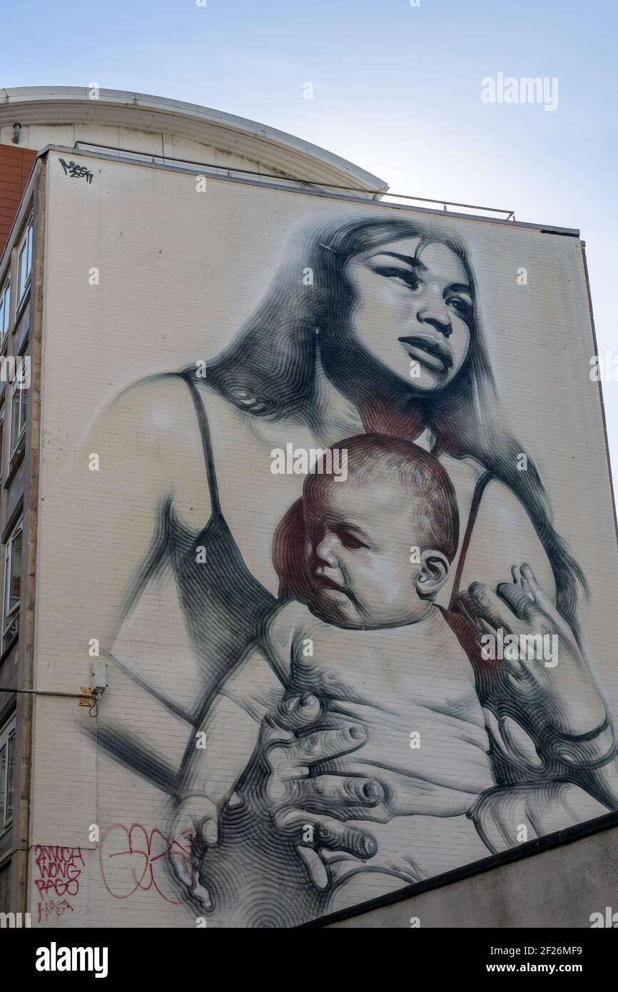 BRISTOL, Großbritannien - 14. Mai: Frau und baby portrait Graffiti an einer Wand in Bristol am 14. Mai 2019 Stockfoto