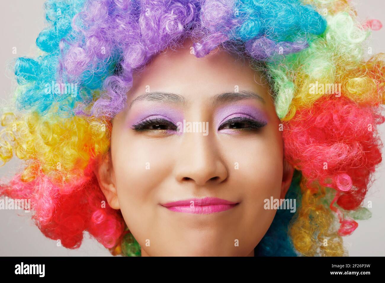 Tragen farbige Perücke orientalische junge Dame Stockfoto