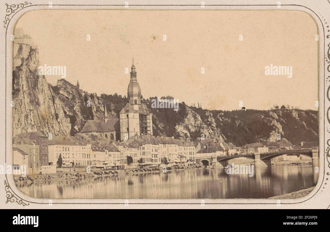 Ansicht von Dinant entlang der Maas mit der Zitadelle.Teil oder Fotoalbum mit 36 Aufnahmen oder europäischen Ländern. Stockfoto