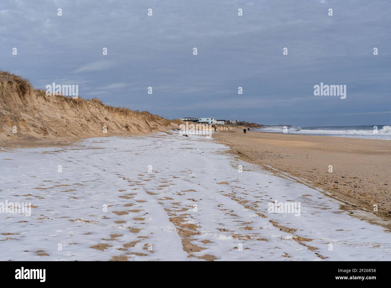 Sanddünen mit einer Schneedecke am Strand In Montauk Stockfoto