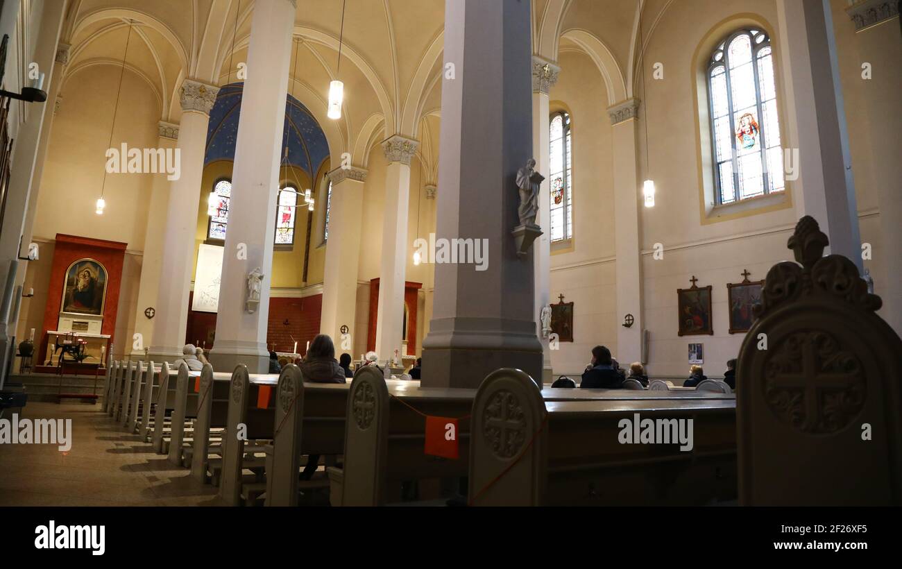 Ein Gottesdienst unter Bedingungen der Corona Pandemie in der Heilig Kreuz Kirche in Görlitz am 10.03.2021 Stockfoto