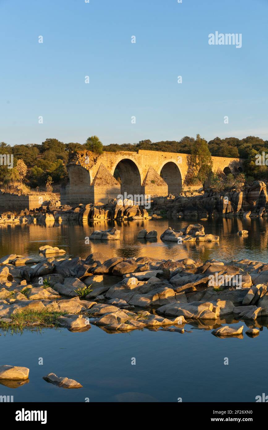 Zerstörte verlassene Ajuda-Brücke über den Guadiana-Fluss zwischen Spanien Und Portugal Stockfoto