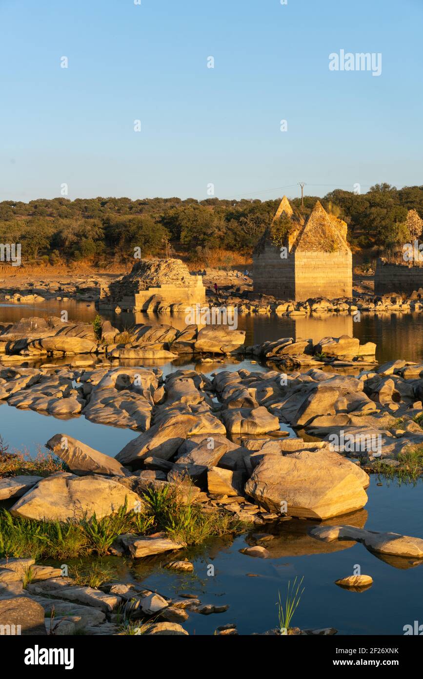 Zerstörte verlassene Ajuda-Brücke über den Guadiana-Fluss zwischen Spanien Und Portugal Stockfoto