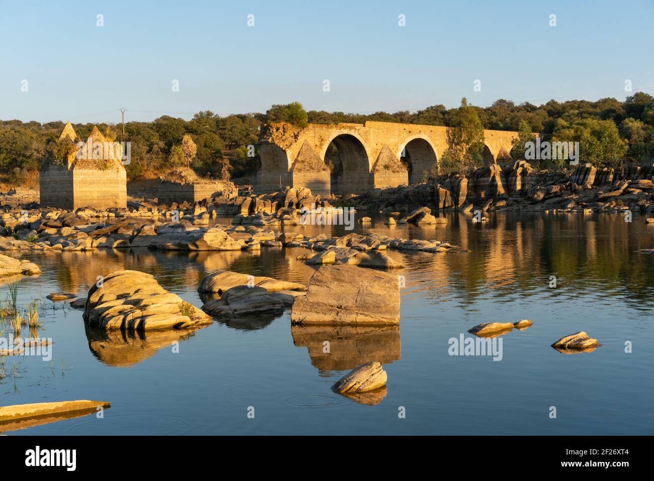 Zerstörte verlassene Ajuda-Brücke über den Guadiana-Fluss zwischen Spanien Und Portugal Stockfoto