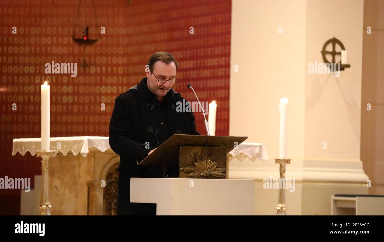 Ein Gottesdienst unter Bedingungen der Corona Pandemie in der Heilig Kreuz Kirche in Görlitz am 10.03.2021 Stockfoto