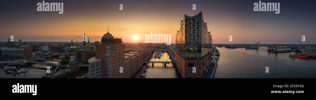 Panorama eines Sonnenaufgangs in Hamburg mit Elbphilharmonie Stockfoto