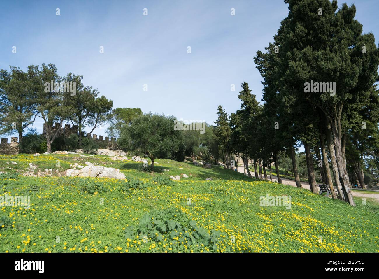 Sesimbra Schloss mit Kirche und Garten mit dem atlantik dahinter, in Portugal Stockfoto