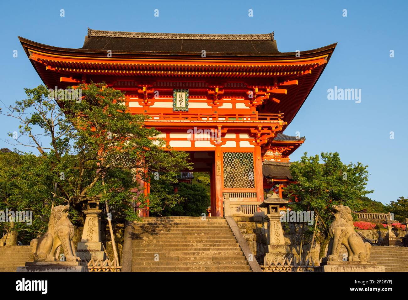Niōmon Deva Tor, das der Eingang zum Kiyomizu-dera Tempel Kyoto, Japan ist Stockfoto