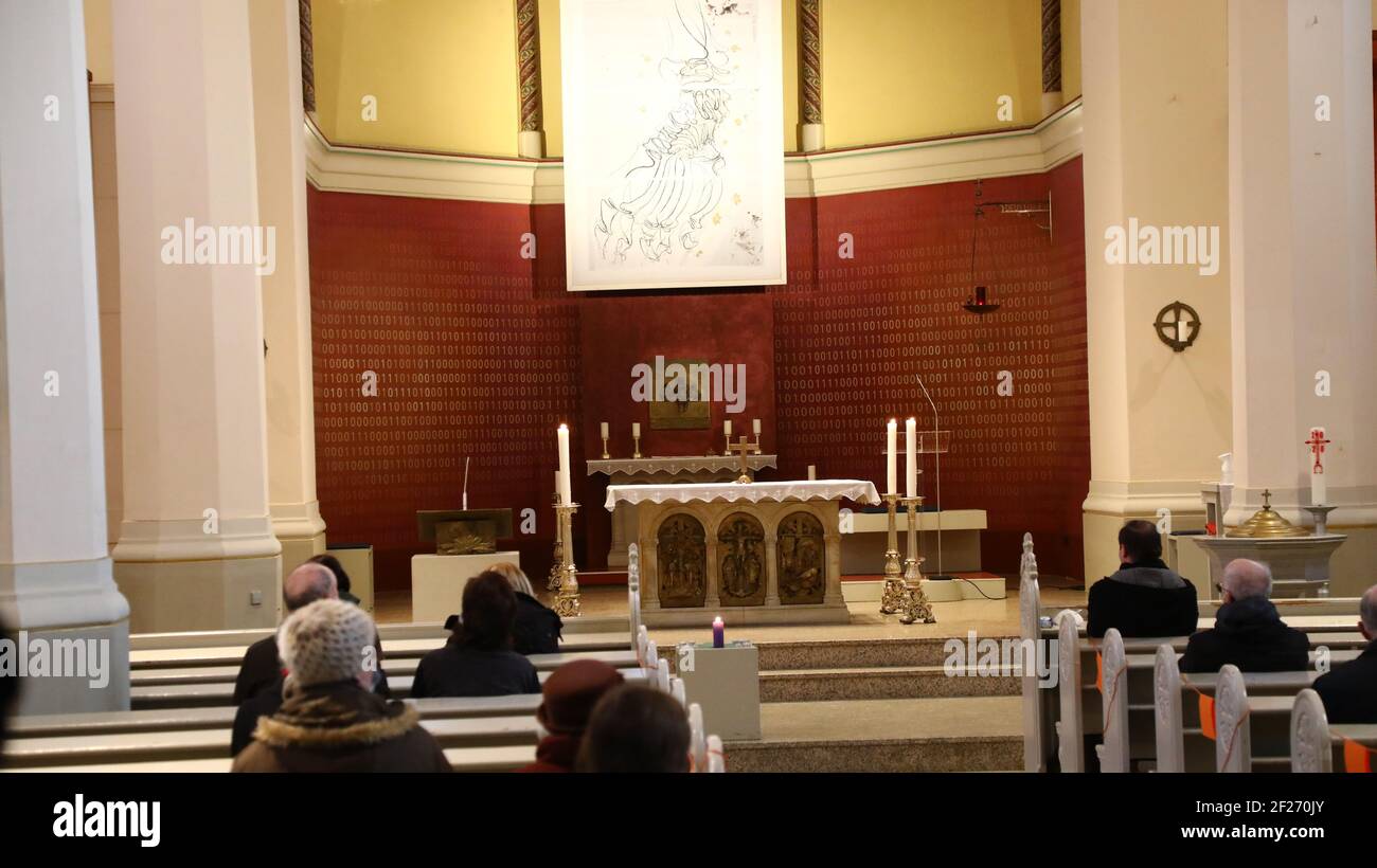 Ein Gottesdienst unter Bedingungen der Corona Pandemie in der Heilig Kreuz Kirche in Görlitz am 10.03.2021 Stockfoto