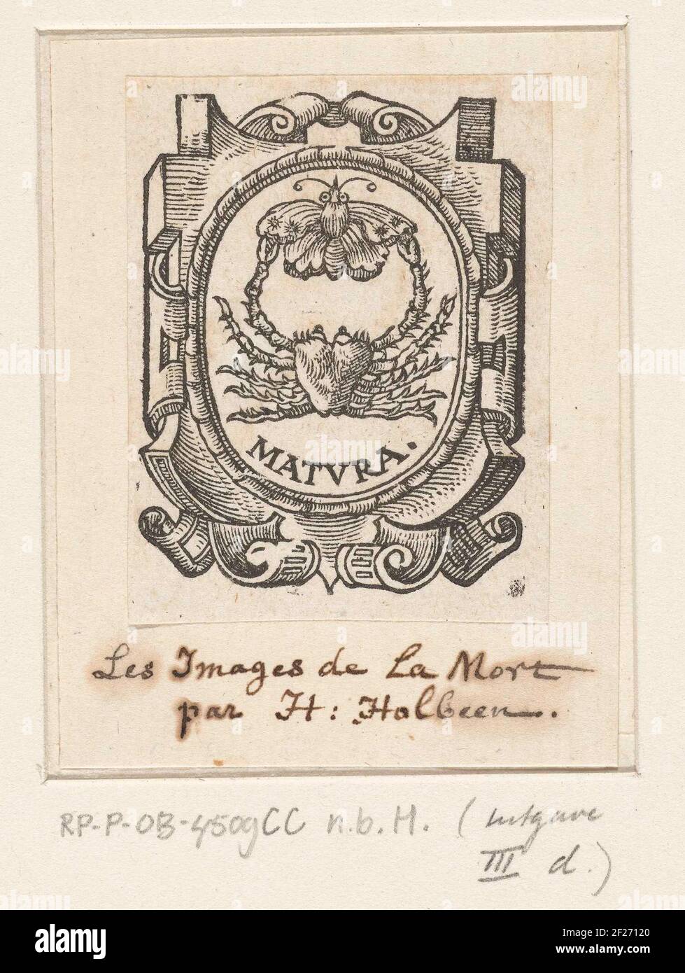 Logo mit Krabbe und Schmetterling in ovaler Kartusche mit Schriftrolle; Tanz. Ein ovales Emblem zeigt eine Krabbe mit einem Schmetterling zwischen seiner Schere. Die Kartusche um das Emblem hat Rollerwork-Ornamente. Der Text Matvra ist unter der Krabbe. Stockfoto