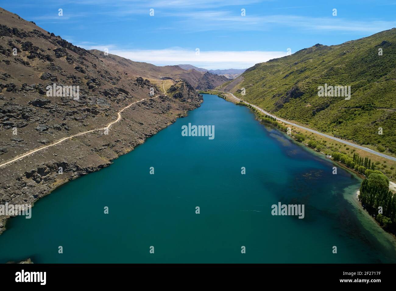 Lake Dunstan Cycle Trail (links), State Highway 8, Cromwell Gorge (rechts) und Lake Dunstan, nahe Cromwell, Central Otago, Südinsel, Neuseeland Stockfoto