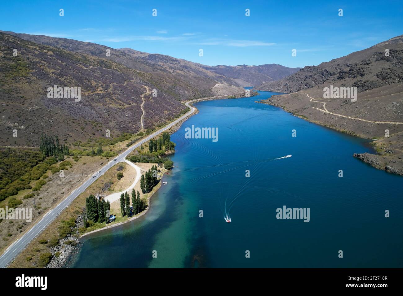 State Highway 8, Cromwell Gorge (links), Lake Dunstan Cycle Trail (rechts), und Lake Dunstan, nahe Cromwell, Central Otago, South Island, Neuseeland Stockfoto