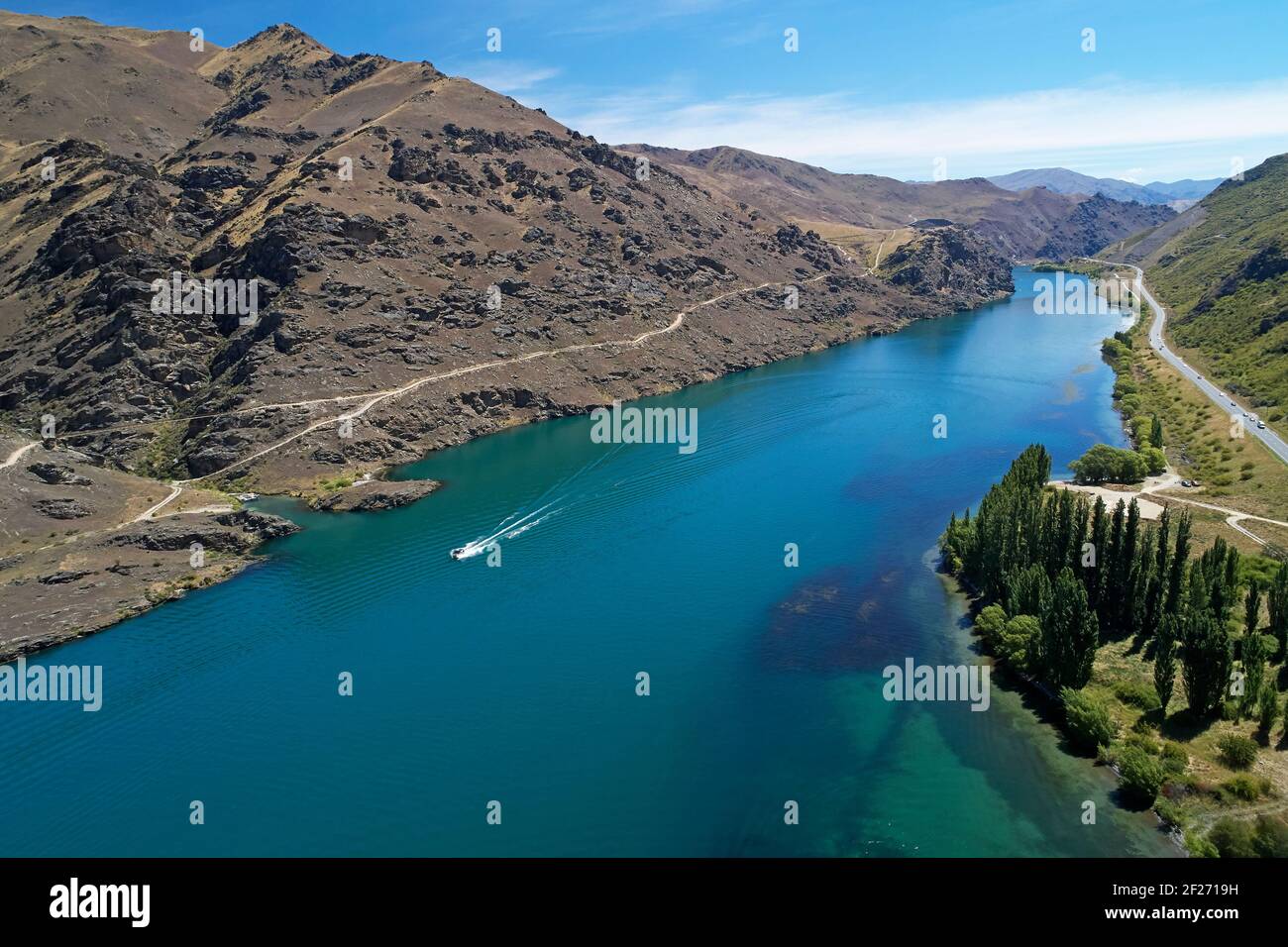 Lake Dunstan Cycle Trail (links), State Highway 8, Cromwell Gorge (rechts) und Lake Dunstan, nahe Cromwell, Central Otago, Südinsel, Neuseeland Stockfoto