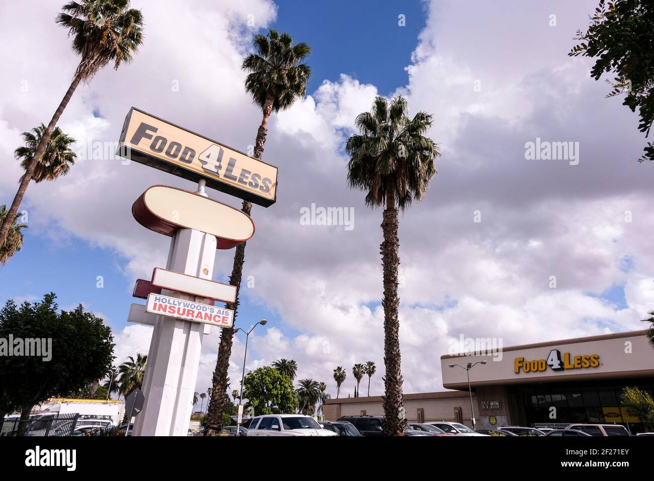 Los Angeles, Kalifornien, USA. März 2021, 10th. Ein Shopper mit Gesichtsmaske verlässt ein Food 4 Less Geschäft, wird am 15. Mai, Mittwoch, 10. März 2021, in Hollywood Abschnitt von Los Angeles dauerhaft schließen. Die Kroger Co., die Ralphs und Food 4 Less besitzt, schließt zwei Ralphs-Läden und einen Food 4 Less-Laden in Los Angeles, eine Entscheidung''¯beschleunigt'''¯durch''¯ein neues'''¯stadtrat''¯Mandat''¯, das zusätzliche Bezahlung für Frontangestellte verlangt Kredit: Ringo Chiu/ZUMA Wire/Alamy Live News Stockfoto