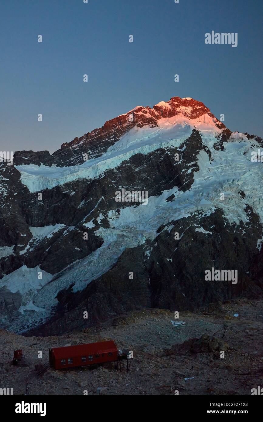 Erste Ampel auf Mt Sefton und Mueller Hut, Sealy Range, Aoraki / Mount Cook National Park, South Island, Neuseeland Stockfoto