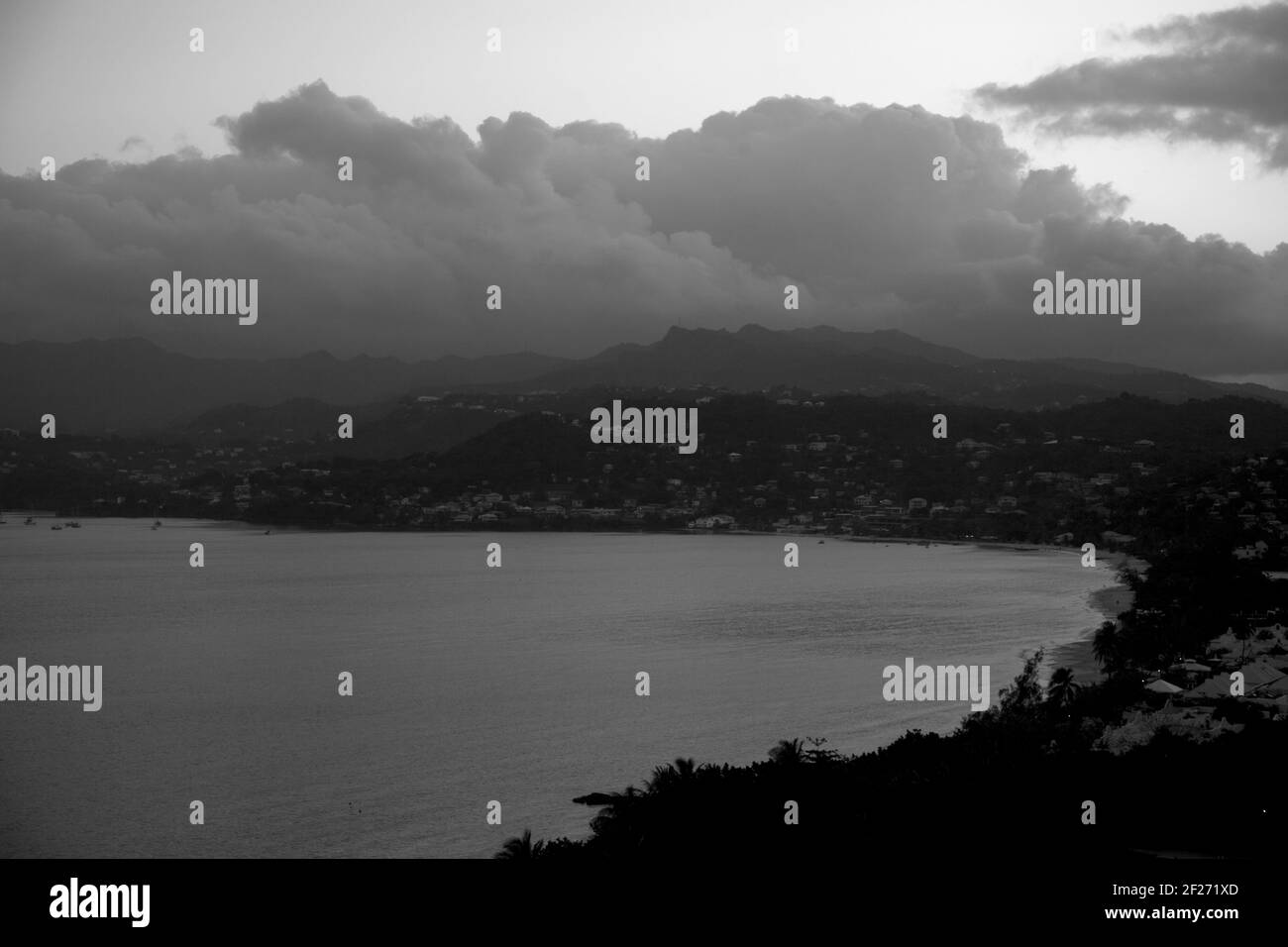 Graue Wolke im Morgengrauen über St. george grenada windwärts Inseln westindien Stockfoto