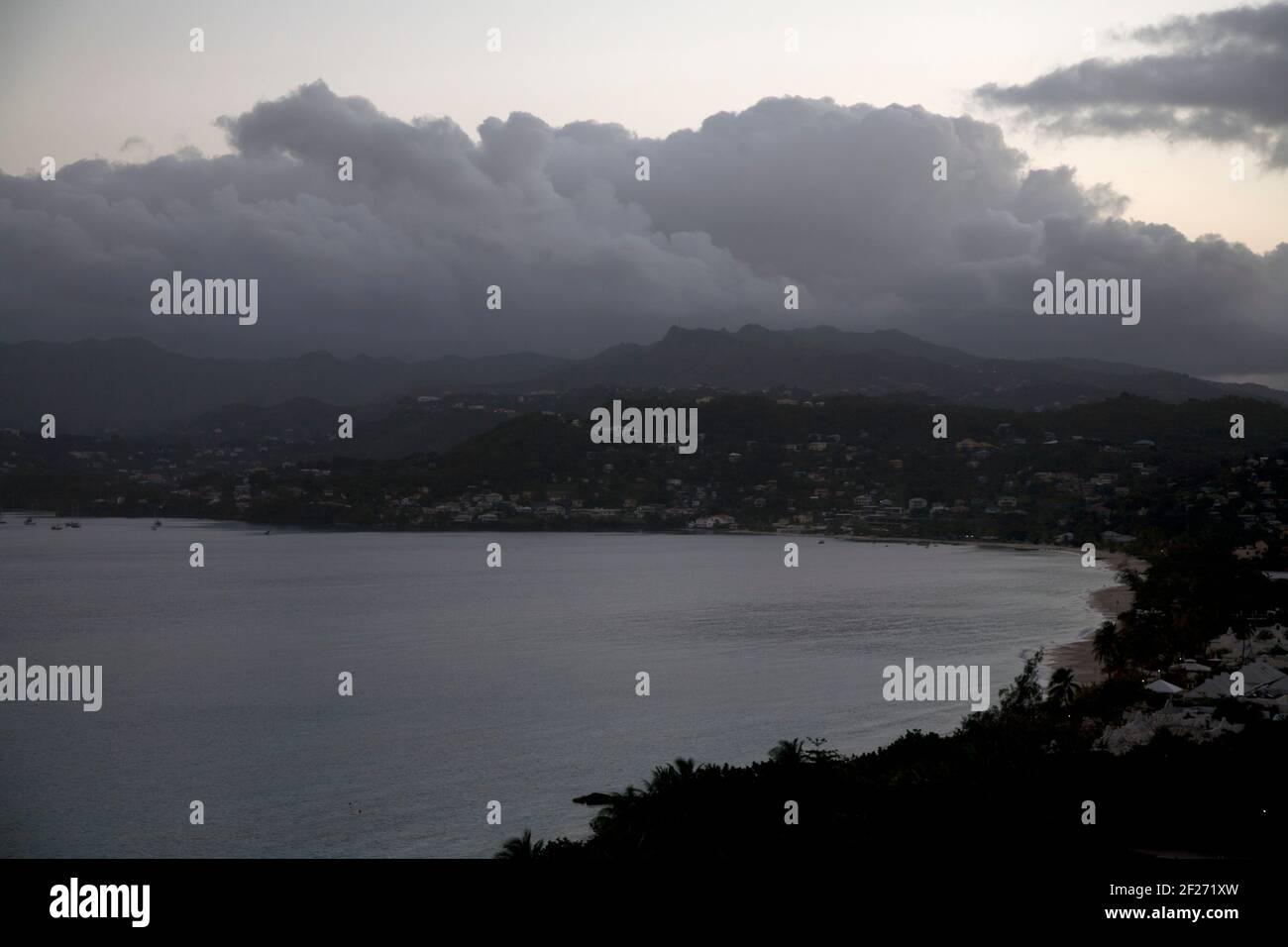 Graue Wolke im Morgengrauen über der großen anse Bay st george grenada windward Inseln West indies Stockfoto