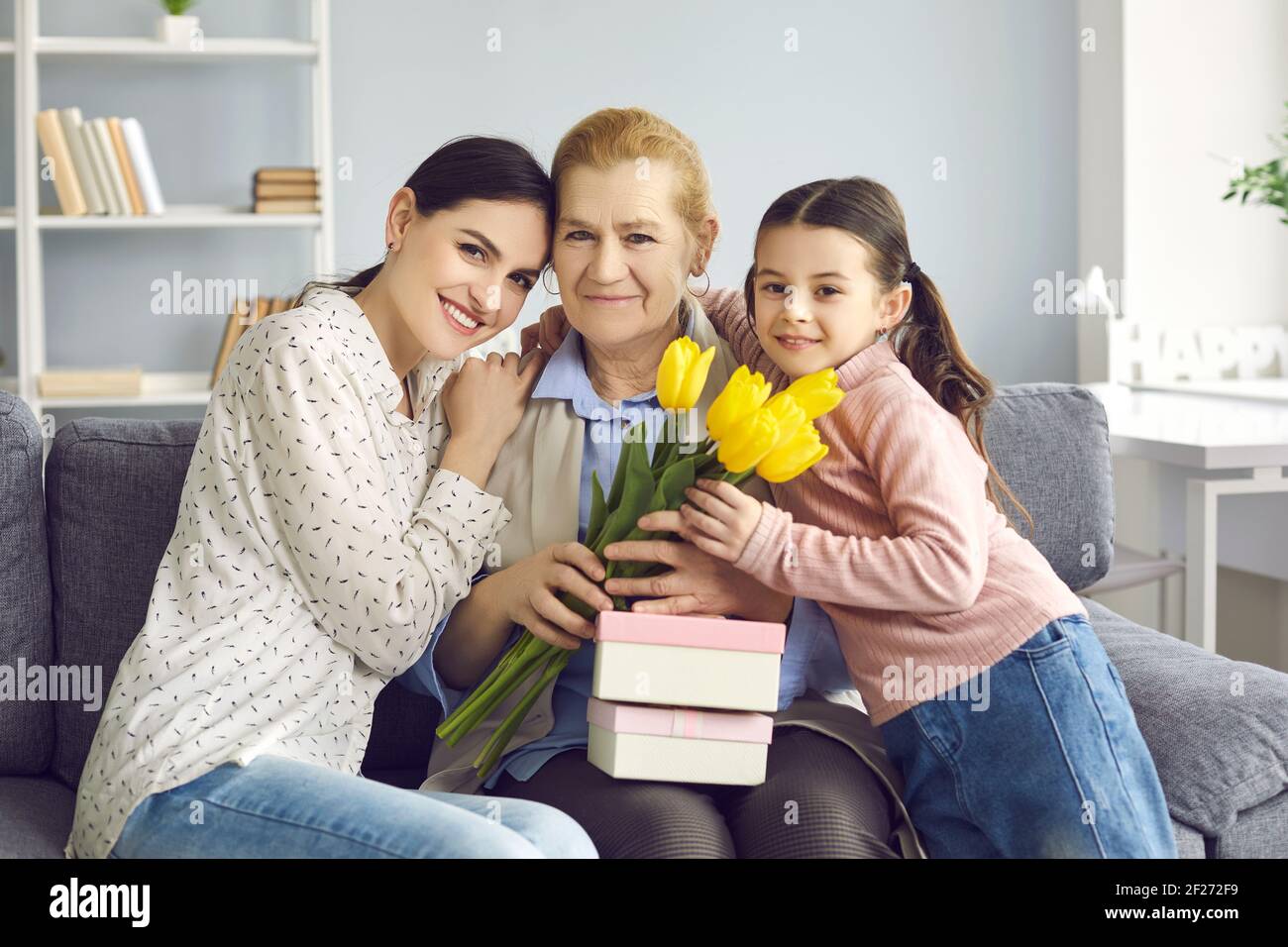 Familienportrait von drei Generationen von Frauen, die den Muttertag oder den Frauentag feiern. Stockfoto