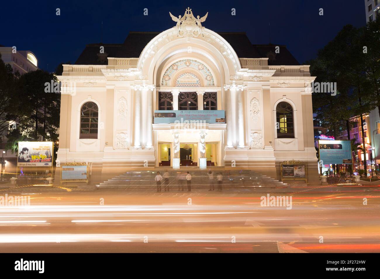 Vietnam, Ho Chi Minh Stadt - Saigon Opera House (Ho Chi Minh Stadttheater) bei Nacht. Stockfoto