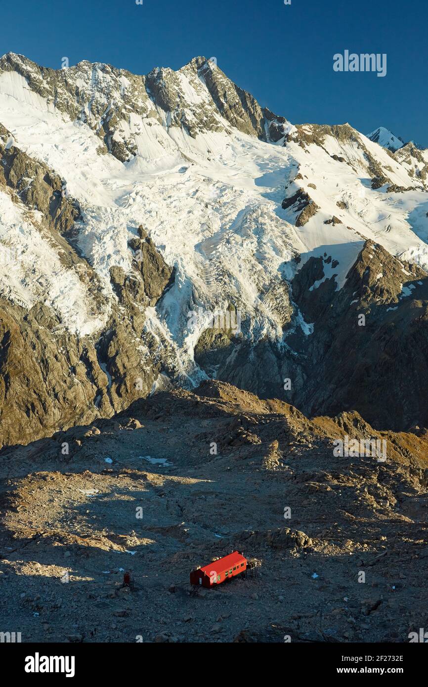 Frühes Licht auf Mt Sefton und Mueller Hut, Sealy Range, Aoraki / Mount Cook National Park, South Island, Neuseeland Stockfoto