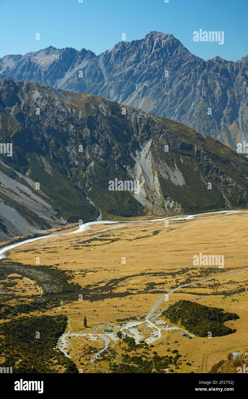 Blick auf White Horse Hill Camping Area von Track zu Sealy Tarns und Mueller Hut, Aoraki / Mount Cook Nationalpark, Südinsel, Neuseeland Stockfoto