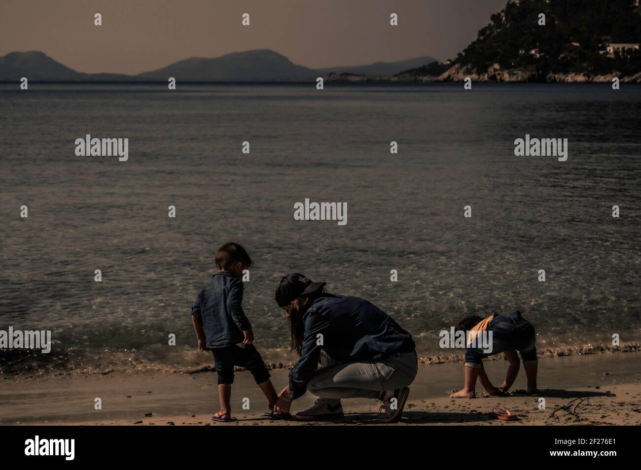 Familie spielt am Strand Stockfoto