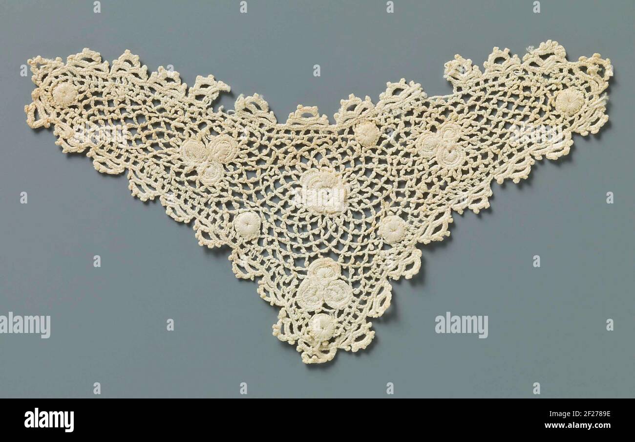 Oplegstuk van gehakte kant met roosje en klaverblaadjes.Dreieckendesign aus naturfarbenen irischen Häkelseite. Im Zentrum des Dreiecks eine geschichtete Rose mit einem Streumuster mit Kleeblatt und Punkten um sie herum. Häkelerde mit pikotierten diamantförmigen Mesh. An allen Seiten mit abbildbaren dreiteiligen Bögen. Stockfoto