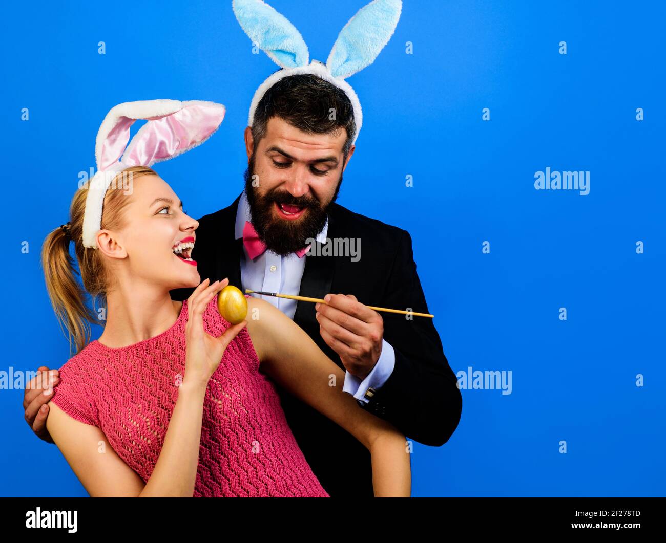 Familie Feiern Sie Ostern. Happy Bunny paar malen Eier. Dekorieren von Eiern. Frühlingsferien. Stockfoto