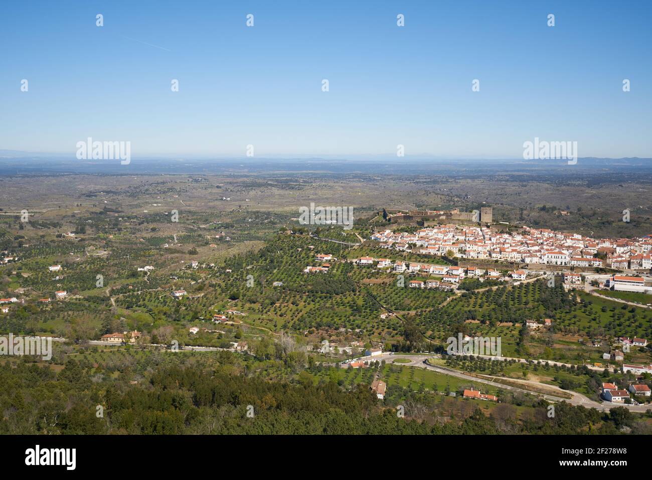 Castelo de Vide in Alentejo, Portugal von der Serra de Sao Mamede Stockfoto