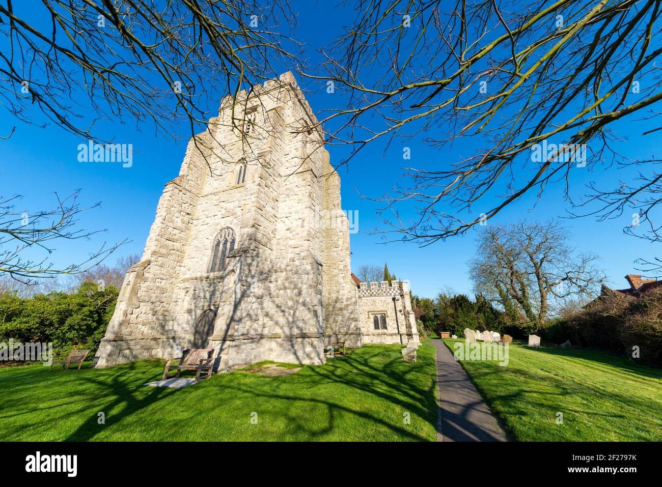 Kirche St. Nicholas Pfarrkirche in Canewdon, Essex, Großbritannien. Ragstone Schutt historische Kirche. Pfarrkirche aus dem 14th. Jahrhundert in blauem Himmel Stockfoto