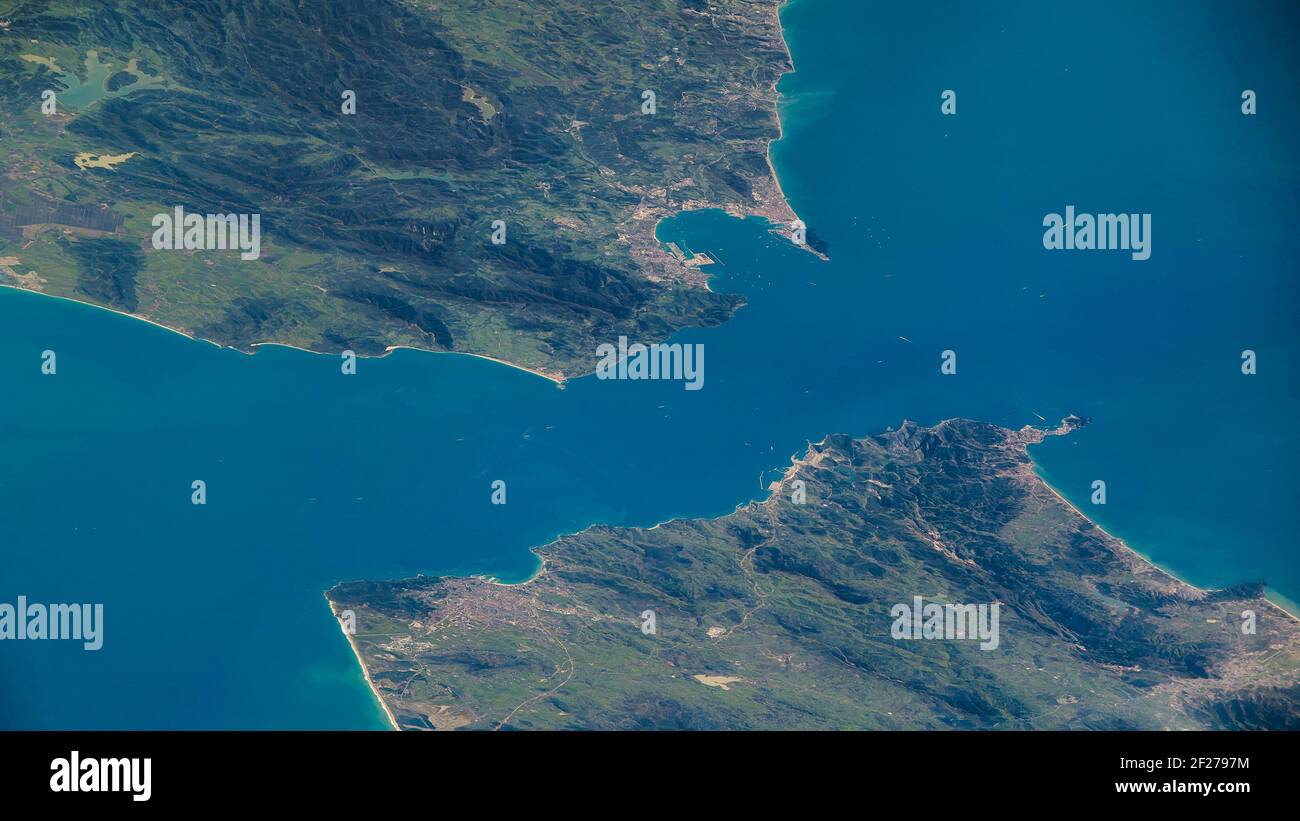 Luftaufnahme der Straße von Gibraltar mit Spanien, Marokko und dem Mittelmeer Stockfoto