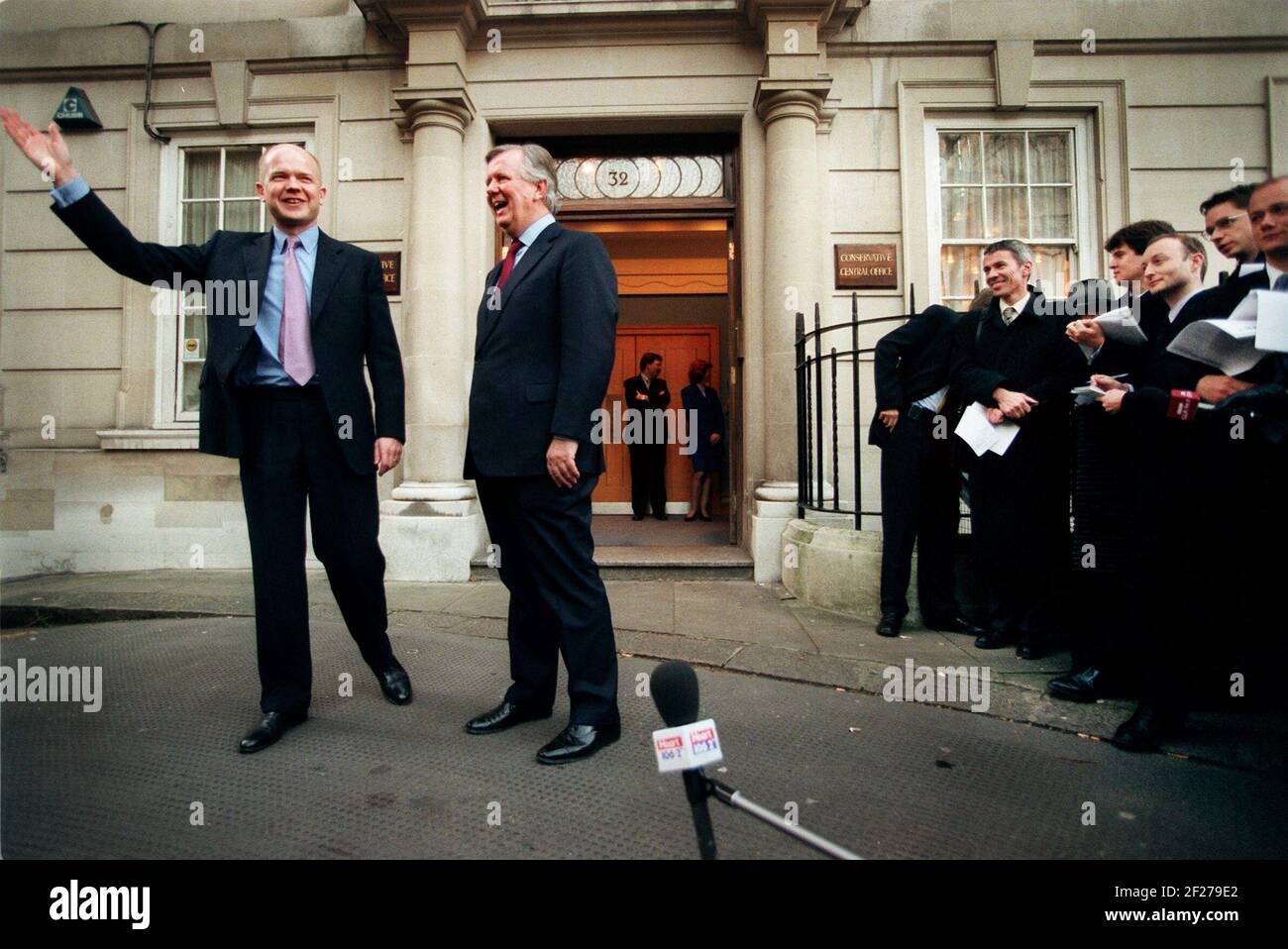 Steven Norris MP Januar 2000 mit William Hague MP außerhalb Konservatives Zentralamt, nachdem es als Konservative Partei eingesetzt wurde Kandidat - Tory Kandidat für Bürgermeister von London Wahlen 2000 Stockfoto